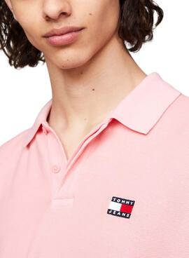 Polo Tommy Jeans Reg Badge rosa para hombre 