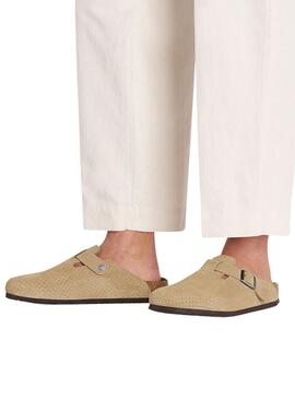Zuecos Birkenstock Boston Perforado narrow fit camel para mujer