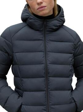 Prenda exterior Ecoalf Aspen gris para mujer.