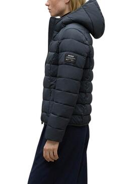 Prenda exterior Ecoalf Aspen gris para mujer.