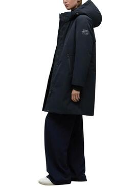 Prenda exterior Ecoalf Glamour en negro para mujer.