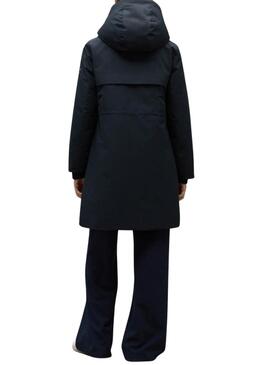 Prenda exterior Ecoalf Glamour en negro para mujer.