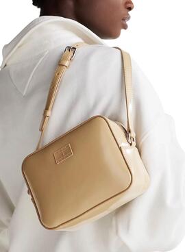 Bolso Tommy Jeans Must Camera Bag kaki para mujer 