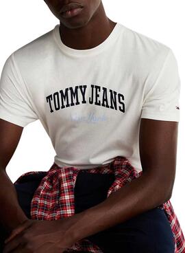 Camiseta Tommy Jeans Varsity Pop en blanco para hombre 
