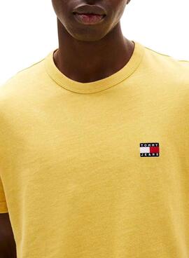 Camiseta Tommy Jeans Badge amarillo para hombre