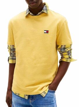 Camiseta Tommy Jeans Badge amarillo para hombre
