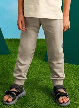 Pantalón Mayoral deportivo básico beige para niño