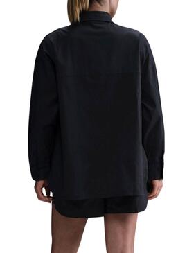 Camisa Nike Sportswear Chill Poplin negro para mujer