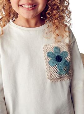 Camiseta Mayoral bolsillo crochet niña beige