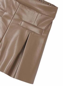 Pantalón corto Mayoral polipiel marrón para niña