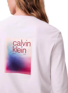 Camiseta Calvin Klein Jeans Satin Ombre Graphic blanco para mujer