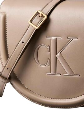 Bolso Calvin Klein Jeans Bold Saddle beige para mujer