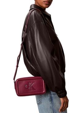 Bolso Calvin Klein Jeans Bold Camera granate para mujer