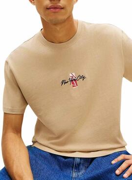Camiseta Tommy Jeans Sign Block tostado para hombre