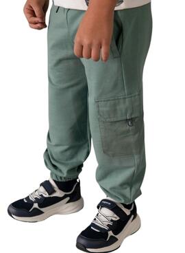 Pantalón Mayoral verde con bolsillos para niño 