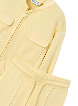 Conjunto Mayoral chaqueta y pantalón amarillo pastel para niña
