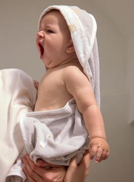 Capa de baño Mayoral con capucha y estampado de patitos gris perla para bebé